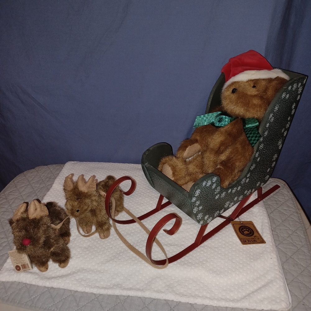 Boyds bears, heirloom collection  holiday sleigh with reindeer.
